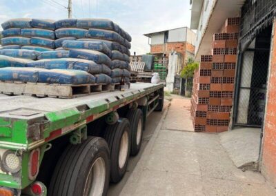 Mula estacionada para descargar bultos de cemento de marca Cemex